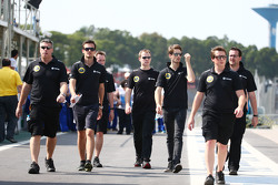 Jolyon Palmer, Pilote de réserve et d'essais Lotus F1 Team et Romain Grosjean, Lotus F1 Team lors de la reconnaissance du circuit avec l'équipe