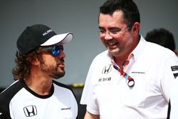 Fernando Alonso, McLaren avec Eric Boullier, Directeur de la compétition de McLaren lors d'une photo collective