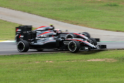 Jenson Button, McLaren MP4-30 pasa al afectado McLaren MP4-30 de su compañero de equipo Fernando Alo