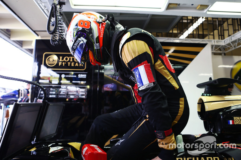 Romain Grosjean, Lotus F1 E23 wears a Tricolore as a mark of respect to the vctims of the Paris terrorist attacks