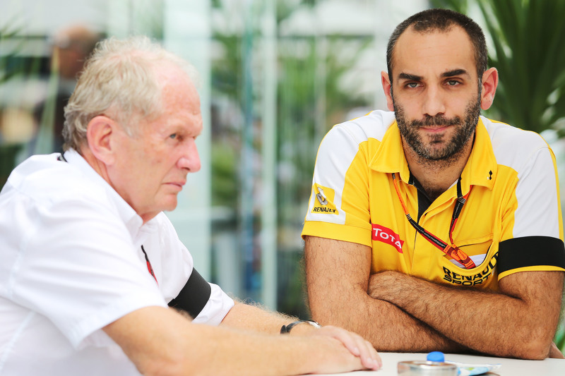 Dr. Helmut Marko e Cyril Abiteboul, da Renault, usam faixa preta no braço para lembrar a tragédia de Paris