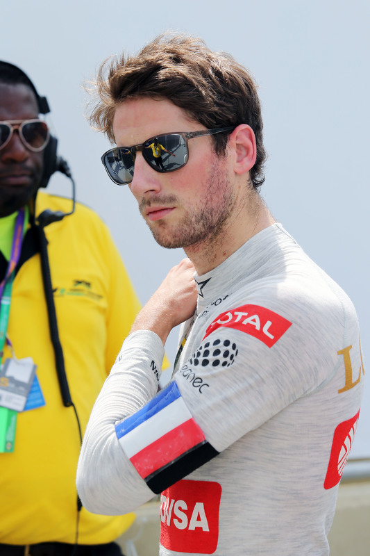 Romain Grosjean usou faixa com as cores da França no braço em respeito às vitimas dos atentados a Paris