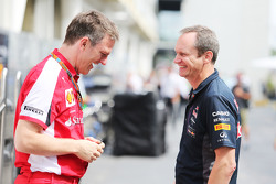 (L to R): Джеймс Еллісон, Ferrari Технічний директор з шасі з Пол Монаген, Головний інженер Red Bull