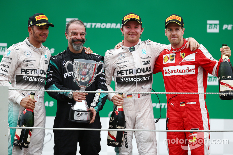 El gandor de la carrera Nico Rosberg junto a Lewis Hamilton y Sebastian Vettel