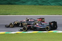 Romain Grosjean, Lotus F1 E23, und Jenson Button, McLaren MP4-30, im Zweikampf