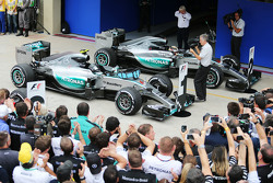 Winnaar Nico Rosberg, Mercedes AMG F1 W06 en Lewis Hamilton, Mercedes AMG F1 W06 in parc fermé