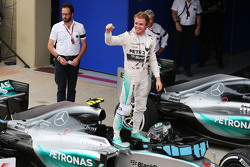 1. Nico Rosberg, Mercedes AMG F1 W06, feiert mit dem Team im Parc Fermé
