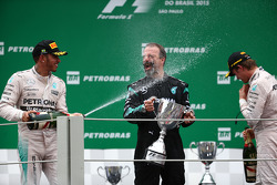 Podio: secondo Lewis Hamilton, Mercedes AMG F1 con James Waddell