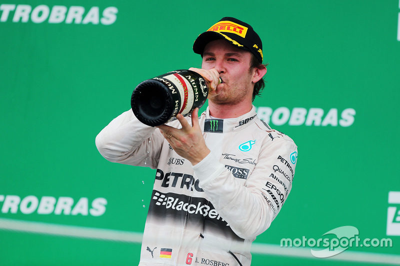 1. Nico Rosberg, Mercedes AMG F1, feiert auf dem Podium