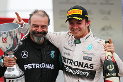 James Waddell con el ganador de la carrera Nico Rosberg, Mercedes AMG F1 W06