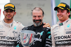 Подиум: второе место - Льюис Хэмилтон, Mercedes AMG F1 W06 и Джеймс Вадделл и победитель гонки - Ник