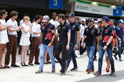 Romain Grosjean, Lotus F1 Team con Carlos Sainz Jr., Scuderia Toro Rosso