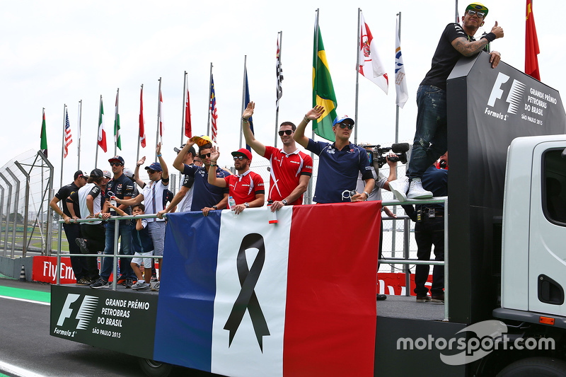 El desfile de pilotos hace un homenaje a las víctimas de los ataques terroristas en París