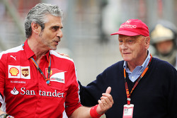 (Da sinistra a destra): Maurizio Arrivabene, Ferrari Team Principal con Niki Lauda, Mercedes Non-Exe