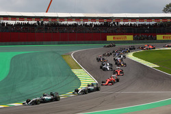 Nico Rosberg, Mercedes AMG F1 W06 mène au départ de la course