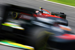 Jenson Button, McLaren MP4-30 lidera a Fernando Alonso, McLaren MP4-30