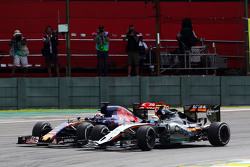 Sergio Perez, Sahara Force India F1 VJM08 en Max Verstappen, Scuderia Toro Rosso STR10 strijden voor