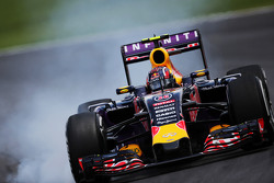 Daniil Kvyat, Red Bull Racing RB11 bloque une roue au freinage