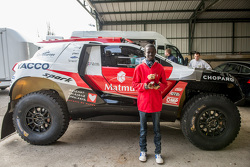 Samba, ragazzo Senegalese grazie a Mécénat Chirurgie Cardiaque,con la Peugeot 2008 DKR15+ di Romain