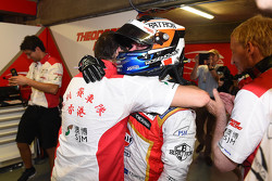 Polesitter Felix Rosenqvist, Prema Powerteam Dallara Mercedes-Benz viert feest met zijn team