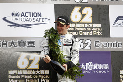 Podio: secondo Charles Leclerc, Van Amersfoort Racing festeggia con lo champagne