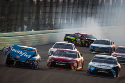 Unfall: Aric Almirola, Richard Petty Motorsports Ford; David Ragan, Michael Waltrip Racing Toyota; C
