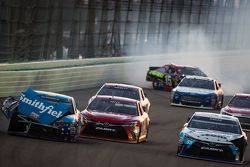 Aric Almirola, Richard Petty Motorsports Ford, David Ragan, Michael Waltrip Racing Toyota and Clint Bowyer, Michael Waltrip Racing Toyota crash
