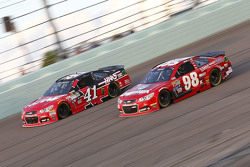 Kurt Busch, Stewart-Haas Racing Chevrolet, und Ryan Preece
