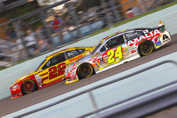 Joey Logano, Team Penske Ford; Jeff Gordon, Hendrick Motorsports Chevrolet