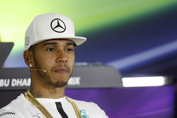 Lewis Hamilton, Mercedes AMG F1 en la conferencia de prensa de la FIA