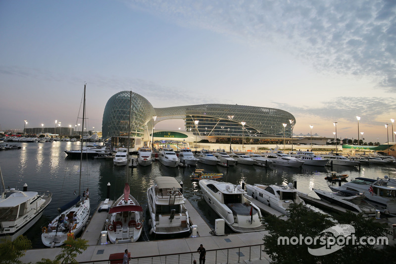 O sol se põe em Yas Marina