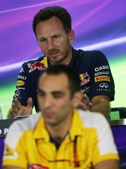 Christian Horner, jefe de equipo de carreras de Red Bull Racing Team y Cyril Abiteboul, Director de
