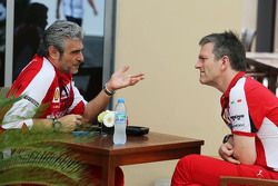 Maurizio Arrivabene, director del equipo Ferrari con James Allison, Director técnico de Ferrari chas