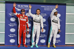Il terzo qualificato Kimi Raikkonen, Ferrari, il poleman Nico Rosberg, Mercedes AMG F1 Team, e il se