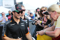 Серхио Перес, Sahara Force India F1 раздает автографы фанатам