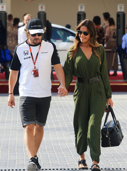 Fernando Alonso, McLaren met vriendin Lara Alvarez