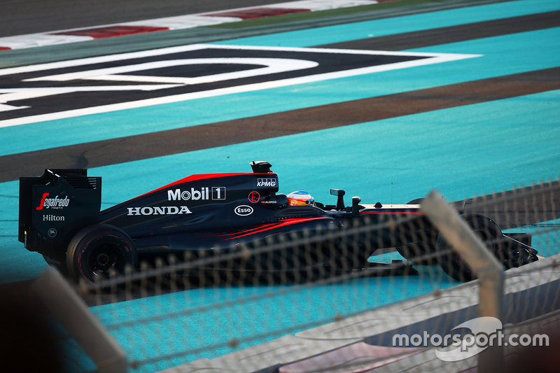 Fernando Alonso, McLaren MP4-30, nach dem Start abseits der Strecke