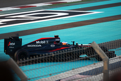 Fernando Alonso, McLaren MP4-30 off the circuit at the start of the race.