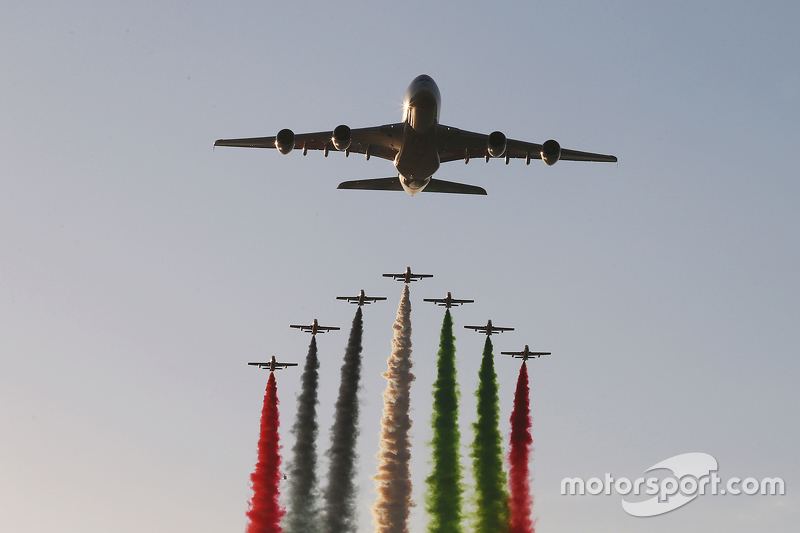 Ein Etihad-Flugzeug fliegt über die Startaufstellung