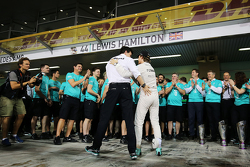Il vincitore della gara Nico Rosberg, Mercedes AMG F1 festeggia con Toto Wolff, Mercedes AMG F1 Shar