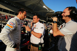 Jenson Button, McLaren con Will Buxton, NBC Sports Network TV Presenter sulla griglia