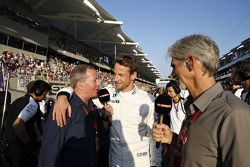 Martin Brundle, Jenson Button, McLaren MP4-30, und Damon Hill