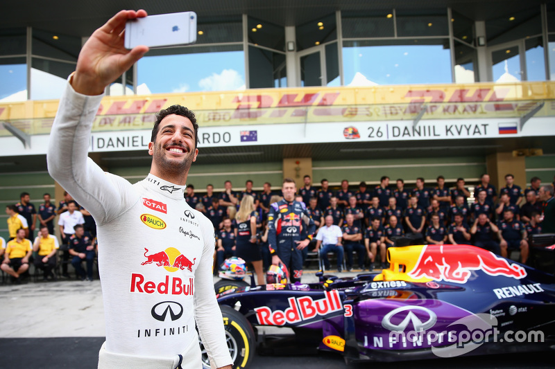 Daniel Ricciardo, toma una selfie a Daniil Kyvat y al resto del equipo de Red Bull Racing