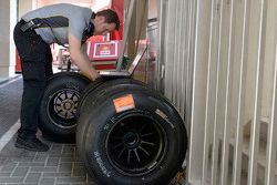 Ingenieur met banden van Pirelli