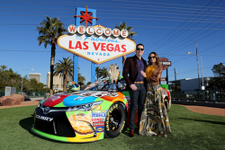 Le Champion 2015 de la NASCAR Sprint Cup Kyle Busch, Joe Gibbs Racing Toyota avec sa femme Samantha