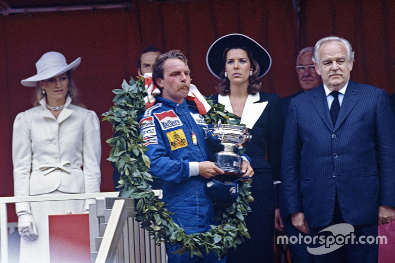 Ganador de la carrera Keke Rosberg, Williams con Prince Rainier y Princess Caroline