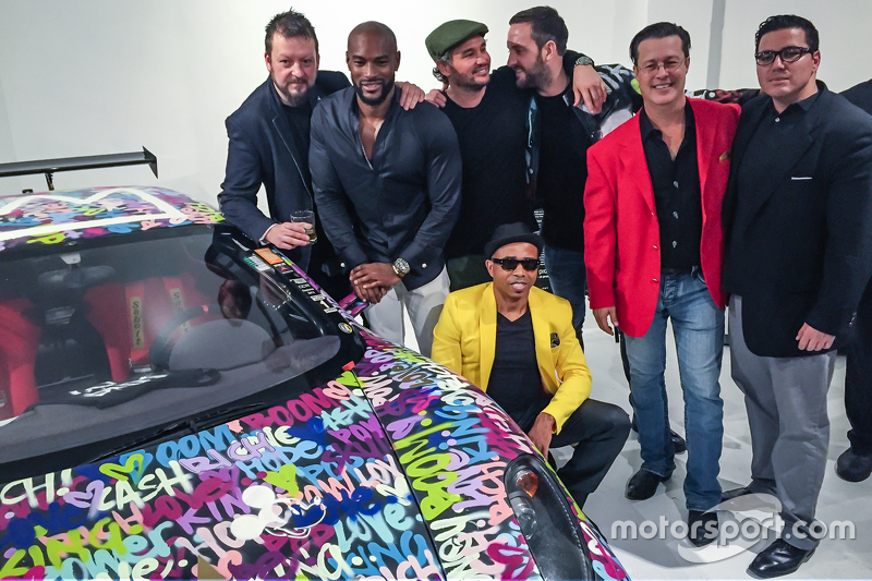 Ben Levy met Tyson Beckford, Steve Hawthorne, Neil Handler en vrienden poseren bij de Ferrari F430