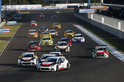 Хосе Марія Лопес, Citroën C-Elysee WTCC, Citroën World Touring Car team лідирує