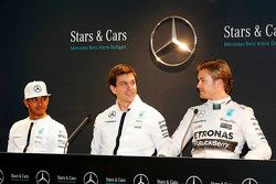 Lewis Hamilton, Nico Rosberg y Toto Wolff, Mercedes AMG F1 accionista y Director Ejecutivo