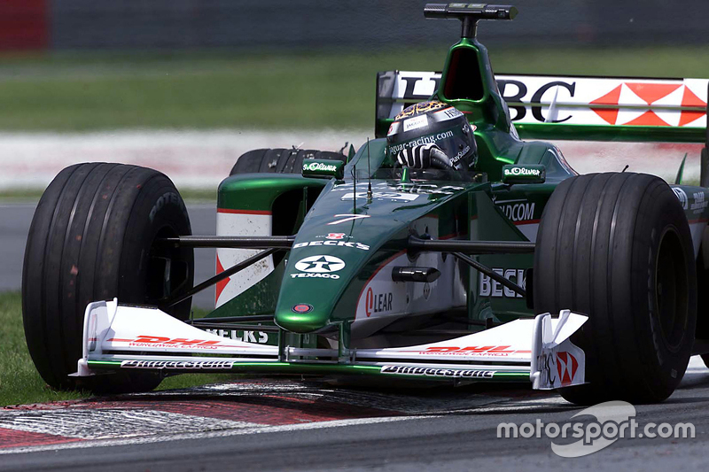 Eddie Irvine au volant de la Jaguar R1